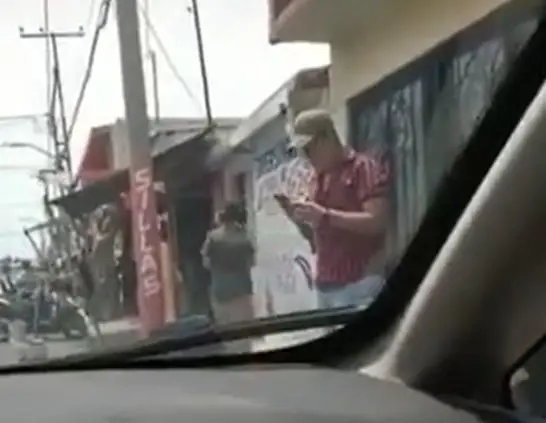 "Hola, mi amor. ¿Por qué no me has mandado mensaje? ¿estás con tu esposa o qué? se escucha en el video "Hola, mi amor. ¿Por qué no me has mandado mensaje? ¿estás con tu esposa o qué? se escucha en el video