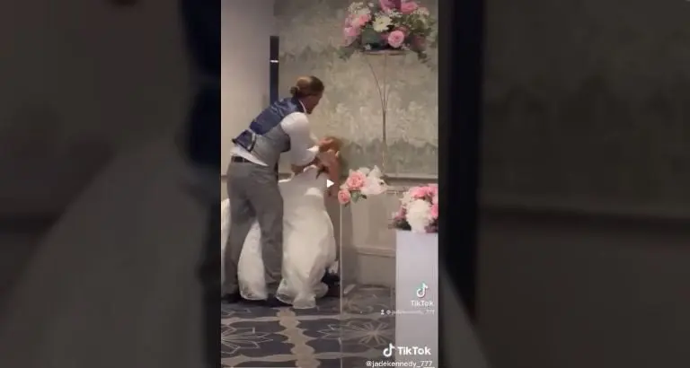 El novio le aventó el pastel en la cara. Foto: captura de pantalla.