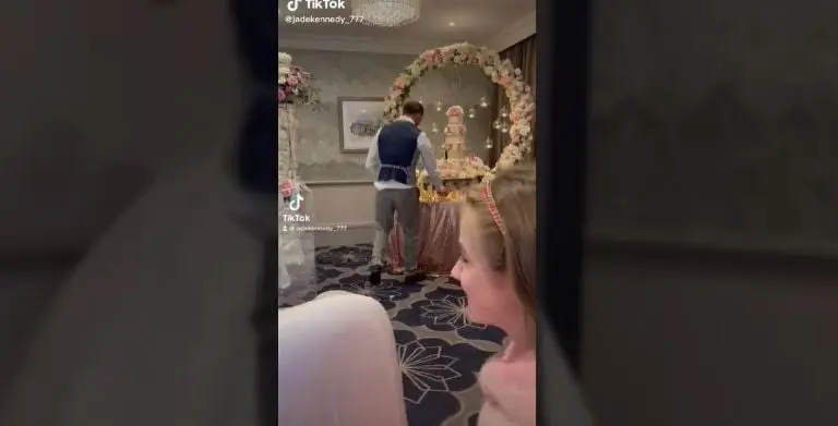 El novio tomó un pedazo de pastel. Foto: captura de pantalla.