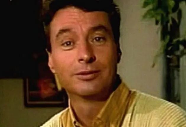 Era un padre soltero, el cual al morir su exesposa se hace cargo de sus tres hijos. En su juventud fue una estrella del rock and roll y luego se convirti&oacute; en productor de televisi&oacute;n.