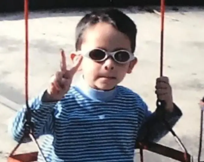 Nació el 8 de mayo de 2000 en Monterrey, Nuevo León, por lo que actualmente tiene 22 años.