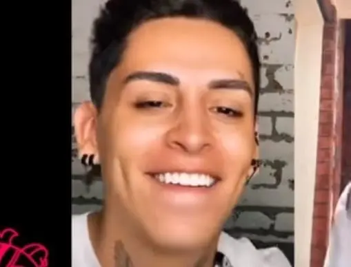 Otro escándalo se desató cuando se supo que cobra 1,200 pesos por enviar un saludo a sus fans.