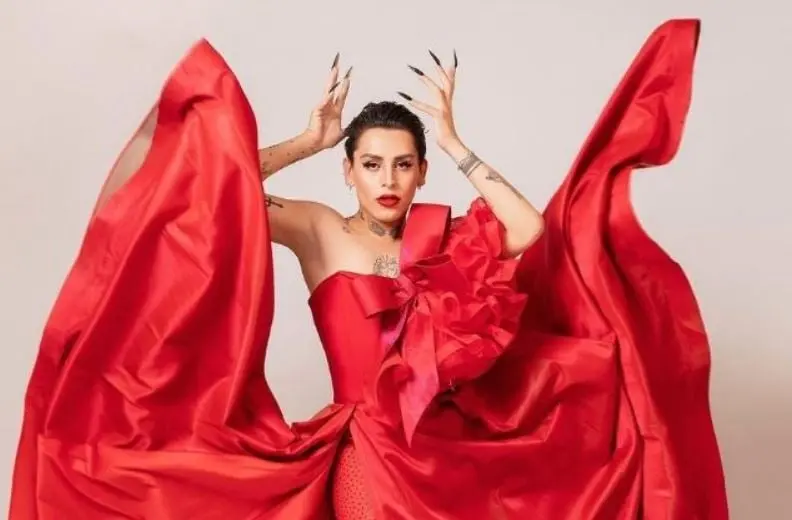 Debido a su popularidad, fue invitado a programas matutinos, así como a los Latin Grammy 2021 donde portó un vestido rojo.
