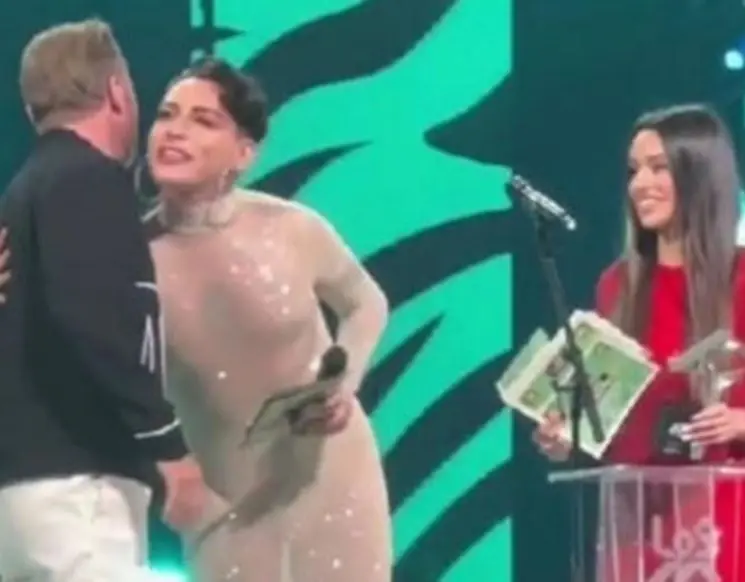 Recientemente, su nombre se volvió tendencia porque el famosos DJ David Guetta se negó a saludarlo de beso en la ceremonia de Los40 Music Awards.