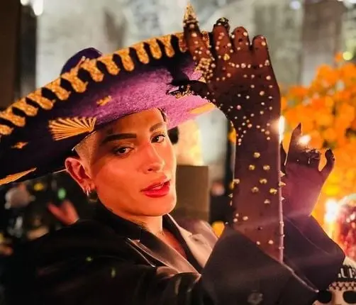 En ese mismo video, arremetió contra la grafóloga Maryfer Centeno, quien analizó su lenguaje corporal durante la premiación y lo acusó de invadir el espacio del DJ. Kunno afirmó: