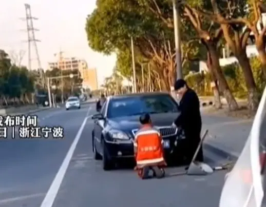 Abuelito es obligado a pedir perdón de rodillas por empolvar auto de lujo