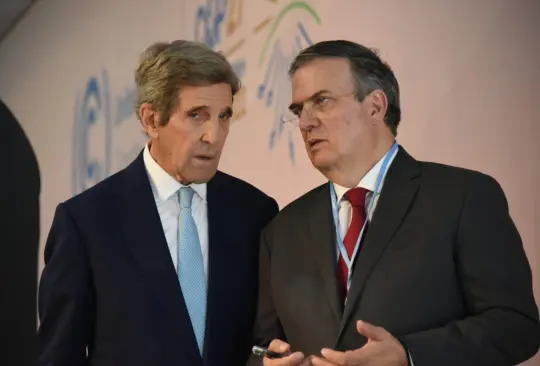 Marcelo Ebrard acompañado del enviado especial para el clima de Estados Unidos, John Kerry.