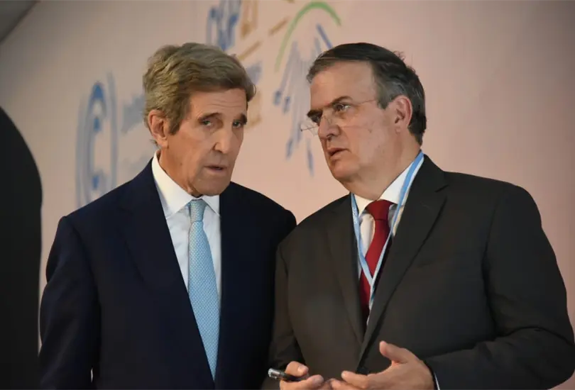 Marcelo Ebrard acompa&ntilde;ado del enviado especial para el clima de Estados Unidos, John Kerry.