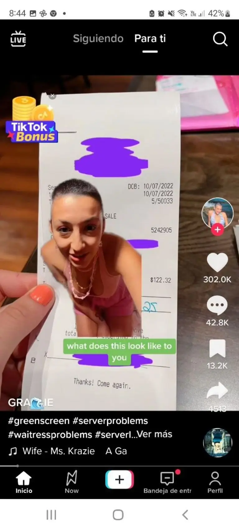La mesera expresó su disgusto contra los clientes - Tomada de video