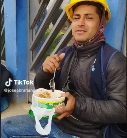 VIDEO Colegas se ríen de un obrero que lleva su lonche en un bote de jabón lavatrastes VIDEO Colegas se ríen de un obrero que lleva su lonche en un bote de jabón lavatrastes