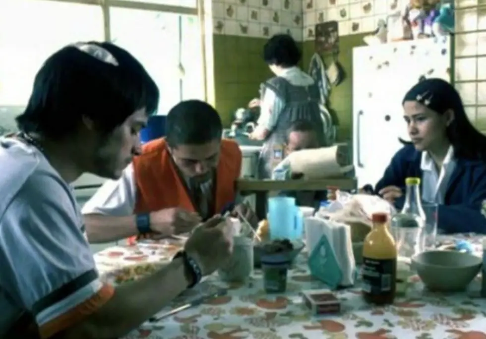 Un terrible accidente automovilístico enlaza tres historias diferentes con algo en común: el amor, la pérdida y los perros.