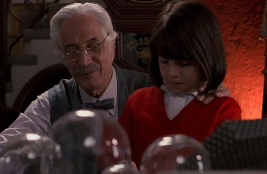 Un moribundo envía a su sobrino a una tienda de antigüedades mexicana en busca de un dispositivo que genera vida eterna.