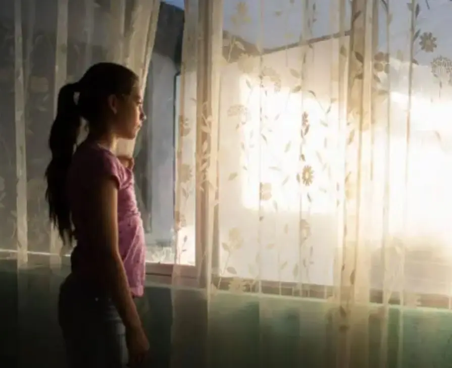 Una niña de diez años tiene el deseo de que su madre desaparecida vuelva, pero se termina cumpliendo y su espíritu la sigue a todos lados.