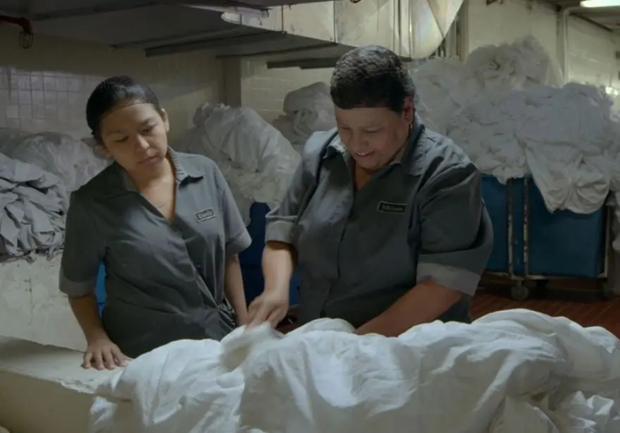 Una joven limpiadora que trabaja en uno de los hoteles más lujosos de la Ciudad de México se inscribe en el programa de educación para adultos del hotel con la intención de conseguir una vida mejor.