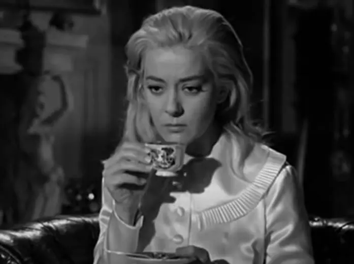 Una novicia visita a un tío y él descubre su parecido con la difunta tía, la narcotiza y le hace creer que durmieron juntos.