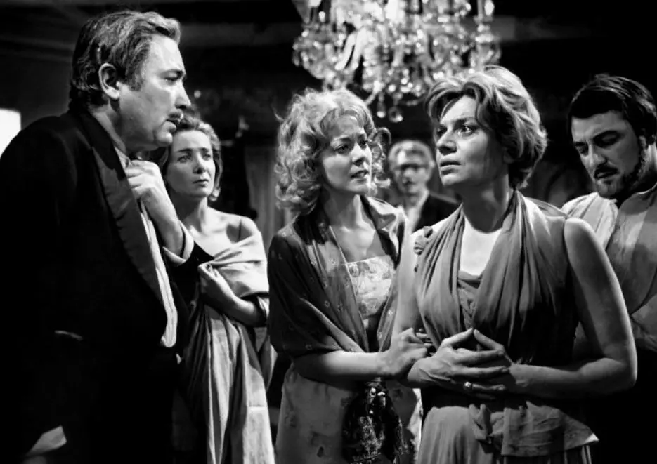 Tras una lujosa fiesta, los ricos invitados se sorprenden al descubrir que no pueden abandonar la casa del anfitrión.