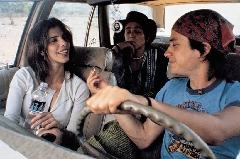 Dos amigos adolescentes compiten por el afecto de la mujer que los acompaña durante el viaje a una playa ficticia.