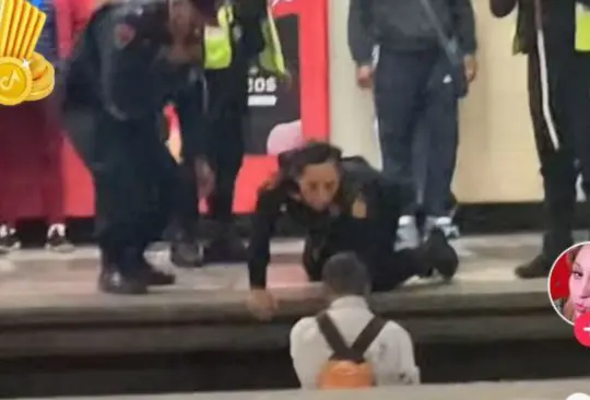 La policía tomó al hombre del brazo y evitó que intentara moverse ya que los rieles todavía continuaban con energía eléctrica La policía tomó al hombre del brazo y evitó que intentara moverse ya que los rieles todavía continuaban con energía eléctrica