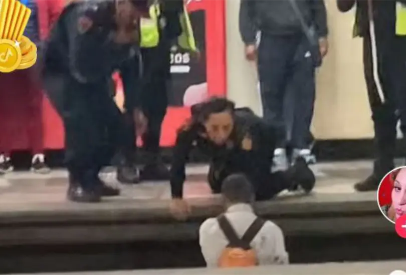 La polic&iacute;a tom&oacute; al hombre del brazo y evit&oacute; que intentara moverse ya que los rieles todav&iacute;a continuaban con energ&iacute;a el&eacute;ctrica 