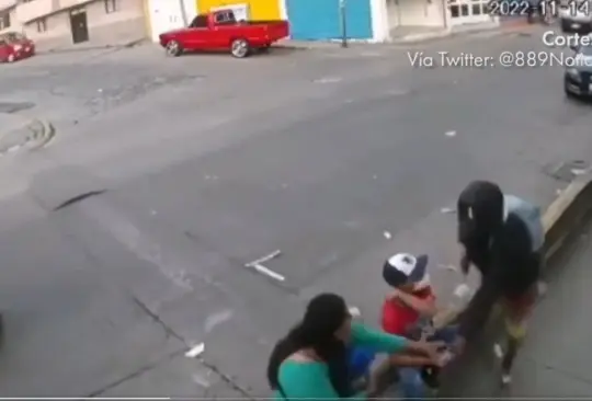 La madre y el niño descansaban en una banqueta cuando los dos delincuentes los amagaron con un arma de fuego La madre y el niño descansaban en una banqueta cuando los dos delincuentes los amagaron con un arma de fuego