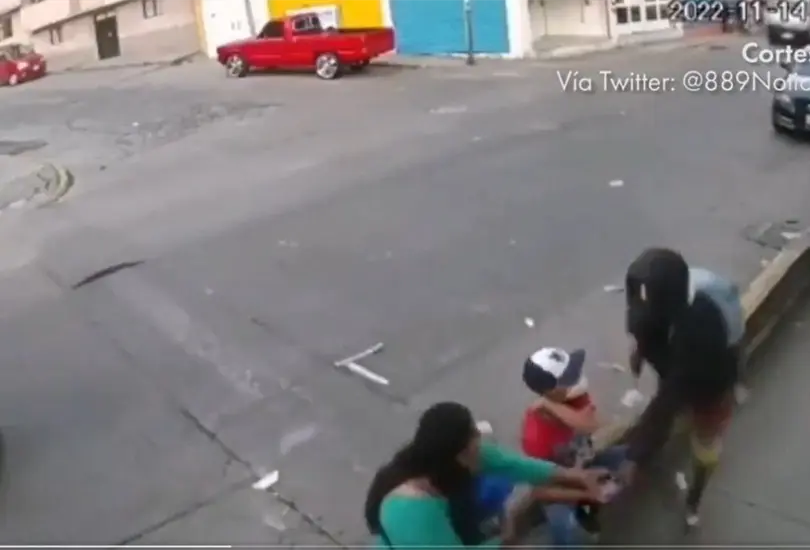 La madre y el ni&ntilde;o descansaban en una banqueta cuando los dos delincuentes los amagaron con un arma de fuego