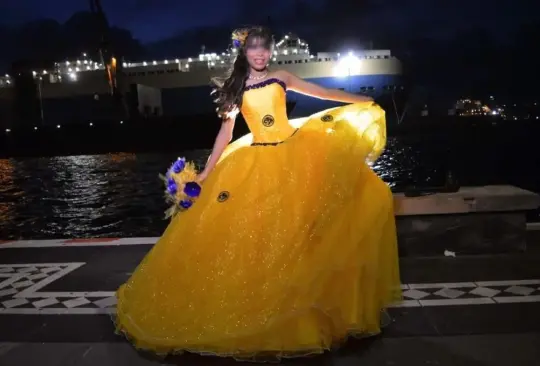 Quinceañera usa vestido del América en su fiesta 