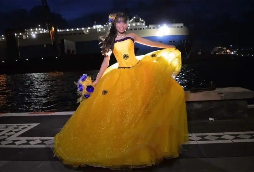 Quincea&ntilde;era usa vestido del Am&eacute;rica en su fiesta 