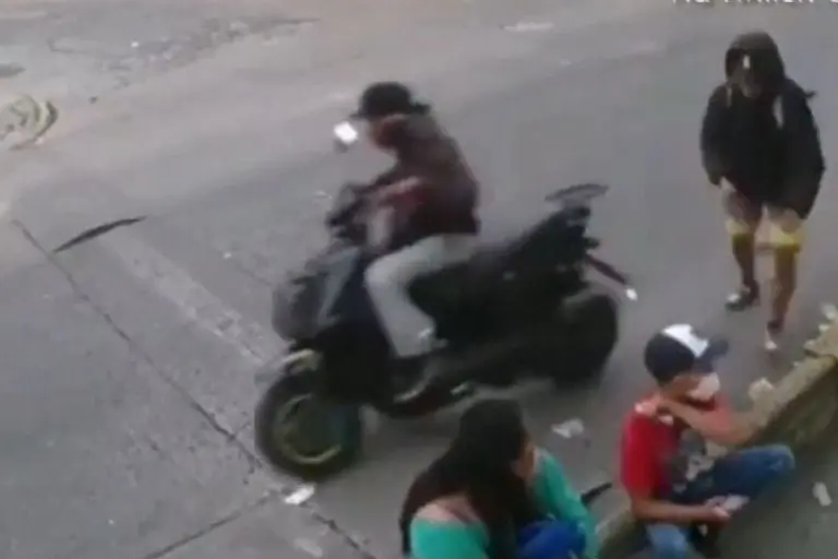 Asaltantes roban a niño su cel - Tomada de video