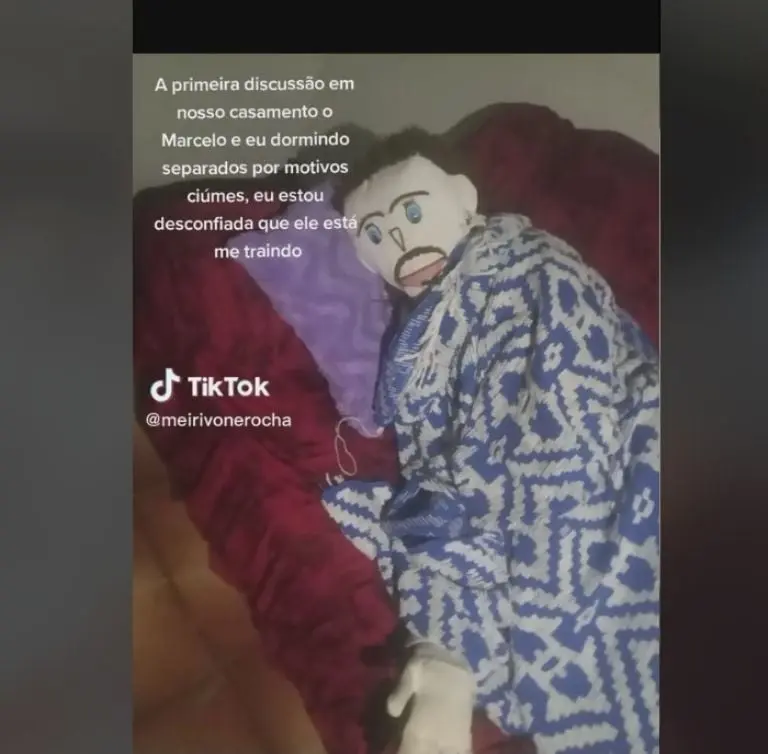 Mujer asegura que muñeco de trapo le es infiel (TikTok)