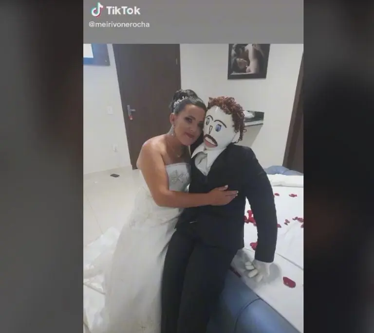 Mujer se casa con un hombre de trapo (TikTok)