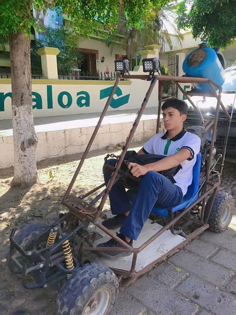Estudiante de Conalep crea auto - Tomada de Facebook