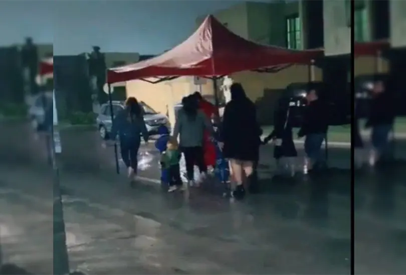 Las mamás demostraron que el clima no les iba a arruinar un día tan especial a sus hijos Las mamás demostraron que el clima no les iba a arruinar un día tan especial a sus hijos