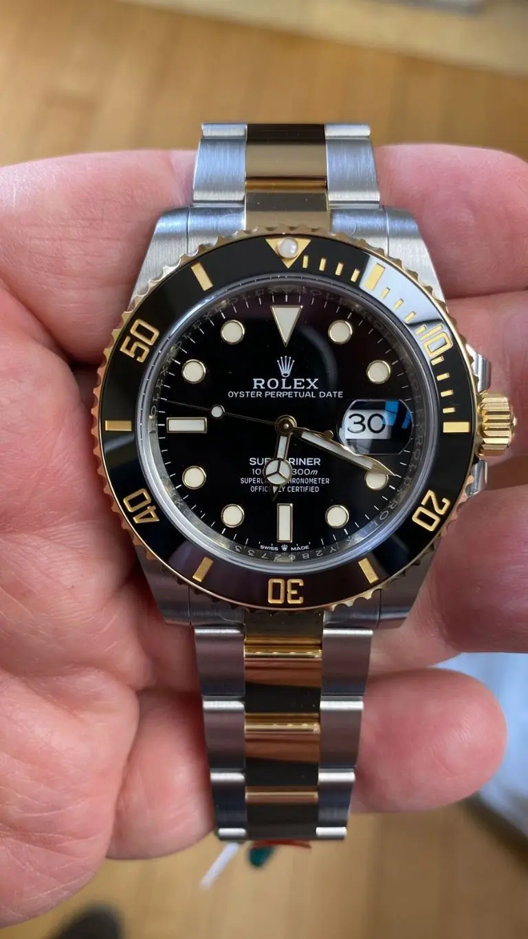 Salinas Pliego regala un Rolex a un empleado (Twitter)