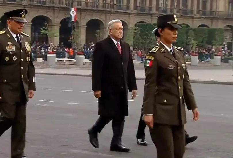 Los elementos m&aacute;s llamativos fueron una locomotora que pas&oacute; por la Plaza de la Constituci&oacute;n, con Adelitas y revolucionarios abordo, as&iacute; como los ca&ntilde;ones de guerra, los caballos y veh&iacute;culos militares