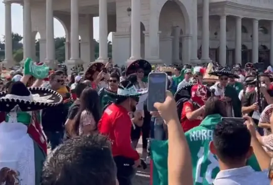 Mexicanos en Qatar bailan La Chona. 