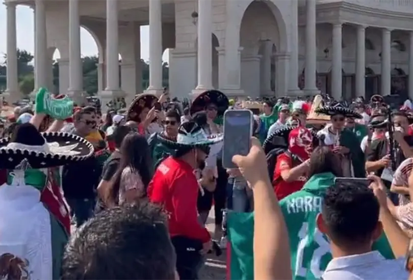 Mexicanos en Qatar bailan La Chona. Mexicanos en Qatar bailan La Chona.