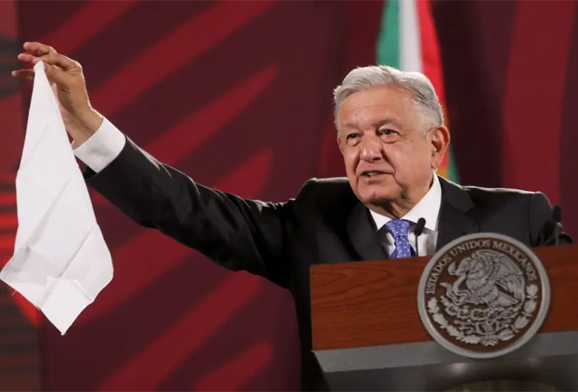 El presidente respondi&oacute; a la propuesta de vestir de rosa y blanco. 