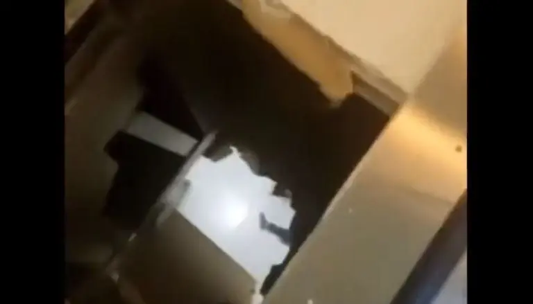 El piso de la plaza se rompió. Foto: captura de pantalla.
