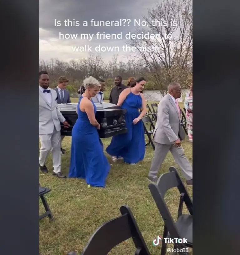 Novio llega a su boda en un ataúd (TikTok)