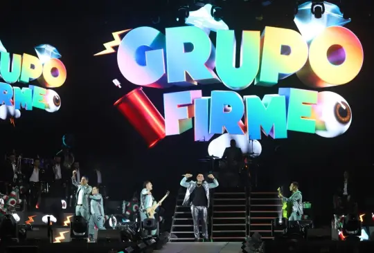 Grupo Firme se presentó en el Estadio Azteca en el medio tiempo de partido de la NFL. 