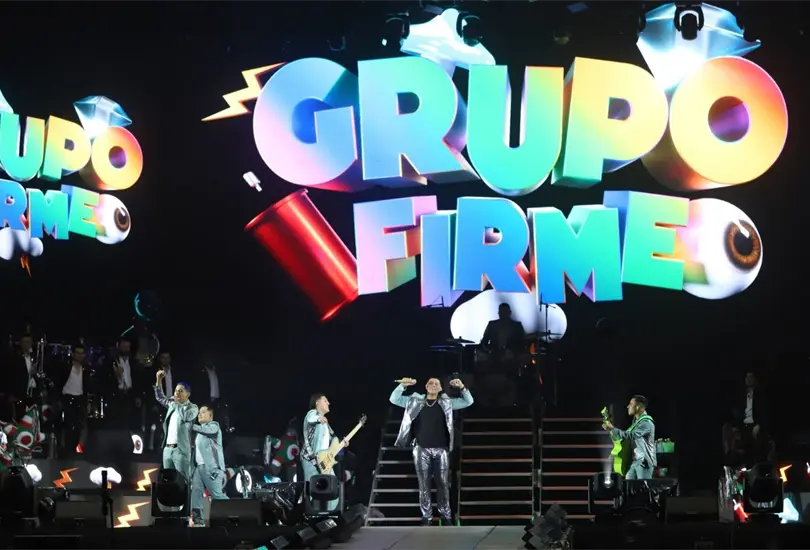 Grupo Firme se present&oacute; en el Estadio Azteca en el medio tiempo de partido de la NFL. 