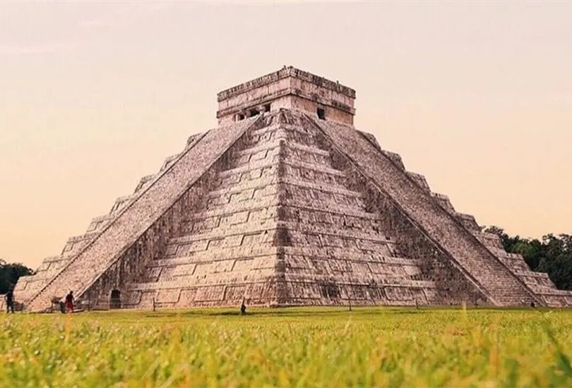 Hay una multa por subir a la pirámide de Kukulkán en Chichén Itzá. Hay una multa por subir a la pirámide de Kukulkán en Chichén Itzá.
