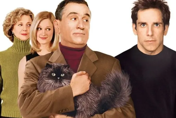  Esta película estadounidense de comedia fue dirigida por Jay Roach y estrenada en el año 2000. Te presentamos cómo luce el elenco de 'La familia de mi novia', tras 22 años.