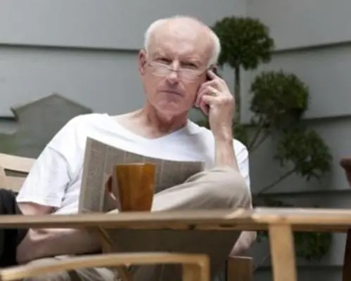 Era el futuro suegro de Debbie, quien se llevaba muy bien con el padre de ésta. El actor murió en 2014.