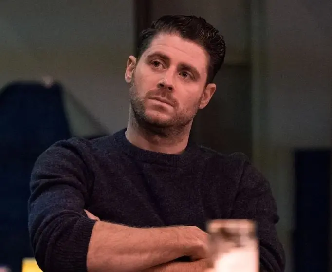 Era el hermano menor de Debby y Pam, quien consume drogas con sus amigos y se lo oculta a su estricto padre.