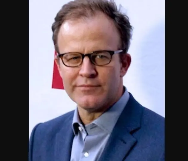 Era el prometido de Debbie, un médico exitoso que el padre de ésta aprueba totalmente.