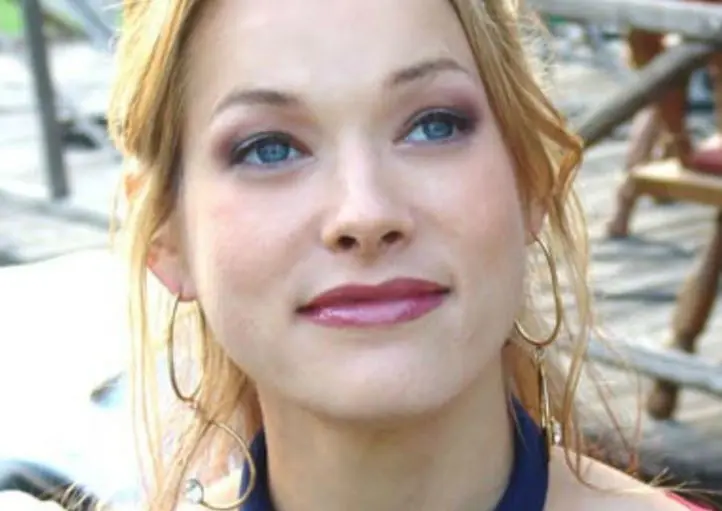 Era la hermana mayor de Pam, quien está a punto de casarse con un hombre al que su padre aprueba totalmente. La actriz murió en 2005.