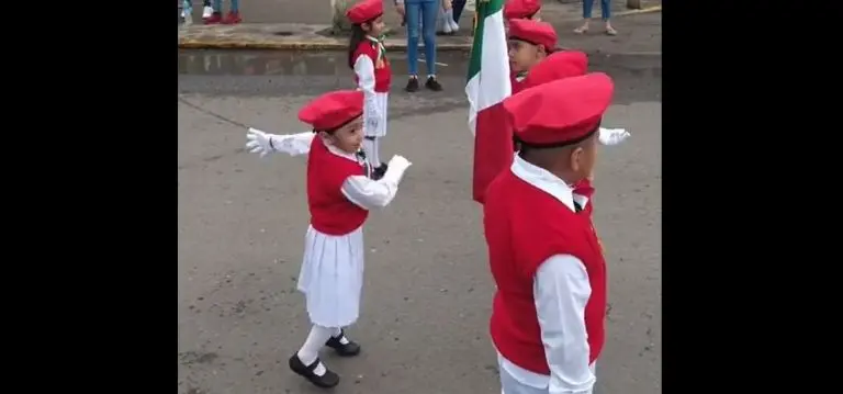 La pequeña hizo reír a la gente que ahí se encontraba. Foto: captura de pantalla.