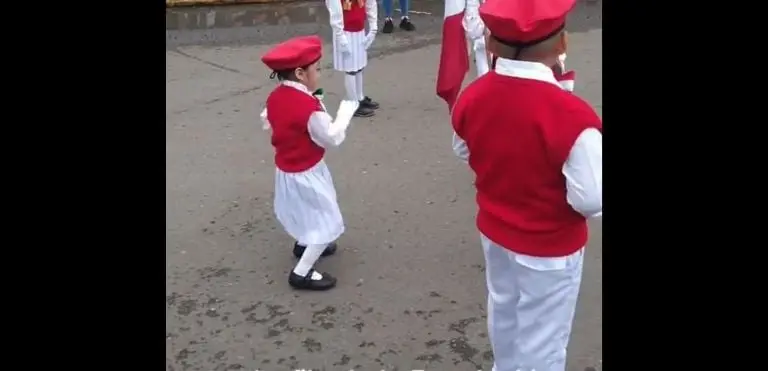 La niña sacó sus mejores paso de baile. Foto: captura de pantalla.