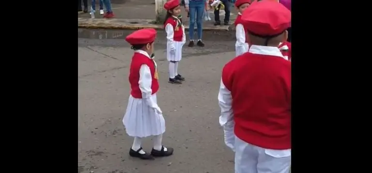La pequeña estaba tranquila hasta que escuchó la música. Foto: captura de pantalla.